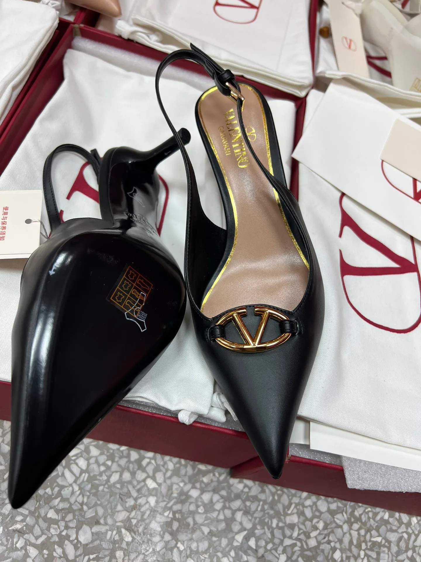 👟👟Ex-factory price 520👟👟 Valentino’s hottest new product in 2024, the new Mule shoes are also very easy to wear...😈😈😈 The latest logo buckle Perfectly combined with sexy pointed toe❤️‍🔥❤️‍🔥❤️‍🔥❤️‍🔥It is simply the pinnacle of summer fashion💖💖💖💖Original replica Outsole: Italian genuine leather outsole Heel height: 6.5cm Size: 35-39 (40 41 42 customization is non-returnable and non-exchangeable)